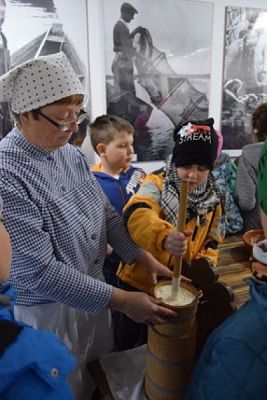  Grafika #12: KLASY DRUGIE W MUZEUM WSI SŁOWIŃSKIEJ W KLUKACH grafika