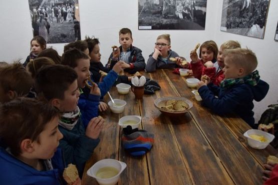  Grafika #16: KLASY DRUGIE W MUZEUM WSI SŁOWIŃSKIEJ W KLUKACH grafika