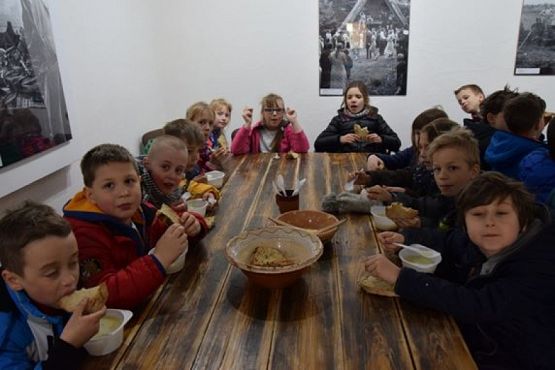  Grafika #17: KLASY DRUGIE W MUZEUM WSI SŁOWIŃSKIEJ W KLUKACH grafika