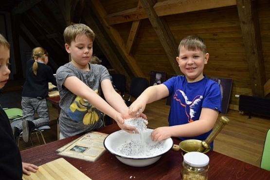  Grafika #14: KRAINA W KRATĘ czyli wycieczka klas drugich do Swołowa grafika