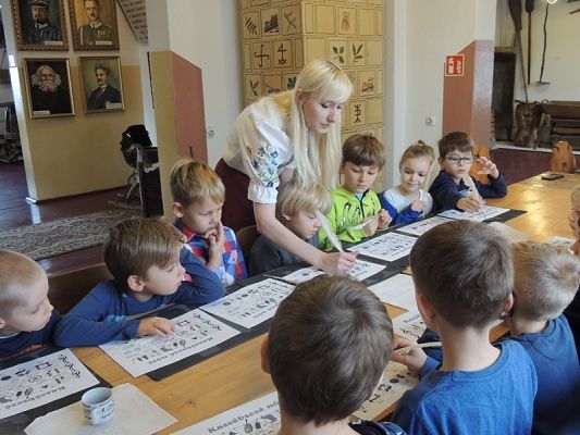  Grafika #0: PIERWSZAKI W KARTUZACH I W CHMIELNIE grafika