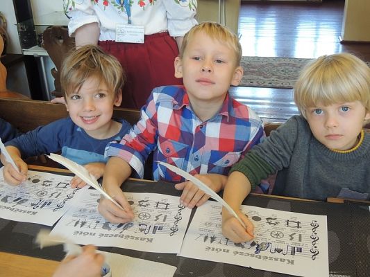  Grafika #4: PIERWSZAKI W KARTUZACH I W CHMIELNIE grafika