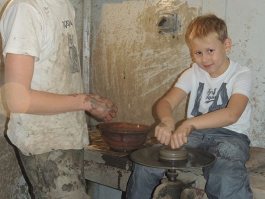  Grafika #11: PIERWSZAKI W KARTUZACH I W CHMIELNIE grafika