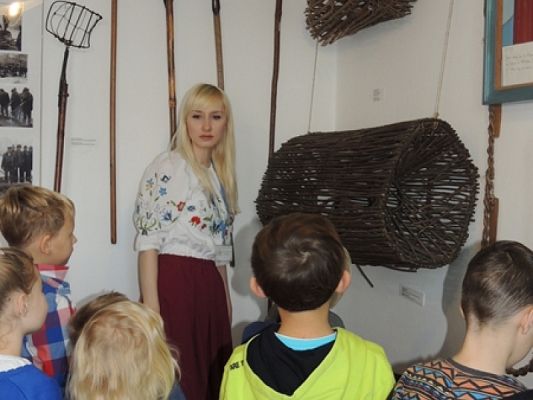  Grafika #16: PIERWSZAKI W KARTUZACH I W CHMIELNIE grafika