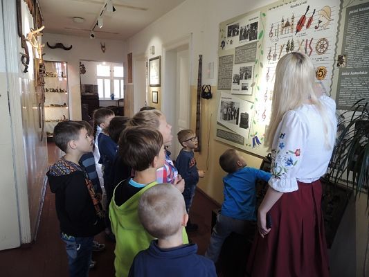  Grafika #18: PIERWSZAKI W KARTUZACH I W CHMIELNIE grafika