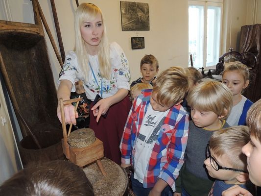  Grafika #19: PIERWSZAKI W KARTUZACH I W CHMIELNIE grafika