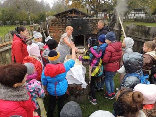  Grafika #17: KLASA III NA WYCIECZCE W KLUKACH grafika