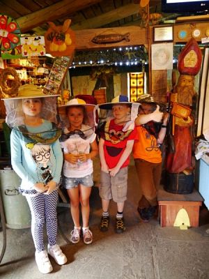  Grafika #4: ZIELONA LEKCJA W PASIECE WĘDROWNA BARĆ W KRZEMIENICY grafika