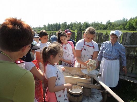 Grafika #3: Wokół kuchennego pieca…czyli wycieczka klas trzecich do Muzeum Wsi Słowińskiej w Klukach grafika