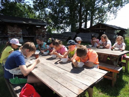  Grafika #12: Wokół kuchennego pieca…czyli wycieczka klas trzecich do Muzeum Wsi Słowińskiej w Klukach grafika