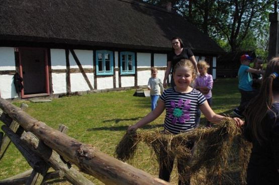  Grafika #1: WSZYSTKO PRACĄ ZDOBYĆ TRZEBA… – wycieczka pierwszaków do Muzeum Wsi Słowińskiej w Klukach grafika