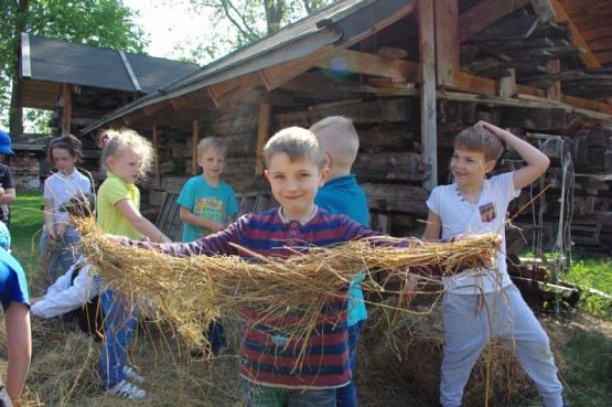  Grafika #2: WSZYSTKO PRACĄ ZDOBYĆ TRZEBA… – wycieczka pierwszaków do Muzeum Wsi Słowińskiej w Klukach grafika