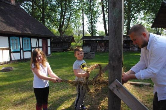  Grafika #3: WSZYSTKO PRACĄ ZDOBYĆ TRZEBA… – wycieczka pierwszaków do Muzeum Wsi Słowińskiej w Klukach grafika