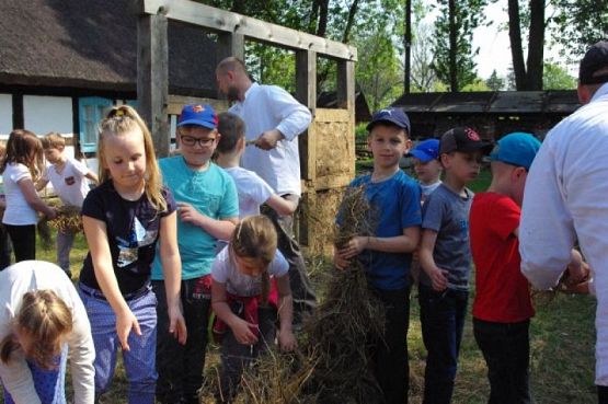  Grafika #4: WSZYSTKO PRACĄ ZDOBYĆ TRZEBA… – wycieczka pierwszaków do Muzeum Wsi Słowińskiej w Klukach grafika