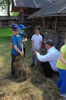  Grafika #5: WSZYSTKO PRACĄ ZDOBYĆ TRZEBA… – wycieczka pierwszaków do Muzeum Wsi Słowińskiej w Klukach grafika