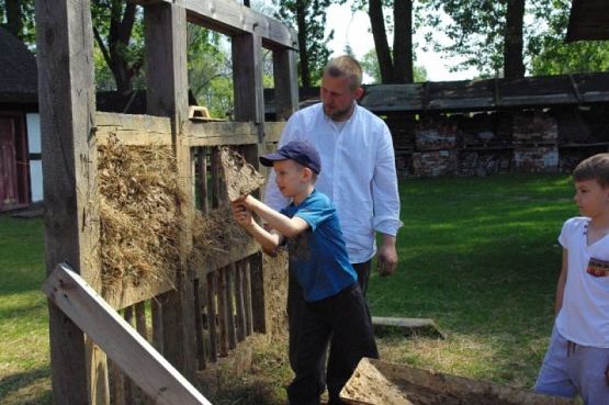  Grafika #6: WSZYSTKO PRACĄ ZDOBYĆ TRZEBA… – wycieczka pierwszaków do Muzeum Wsi Słowińskiej w Klukach grafika