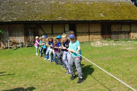  Grafika #7: WSZYSTKO PRACĄ ZDOBYĆ TRZEBA… – wycieczka pierwszaków do Muzeum Wsi Słowińskiej w Klukach grafika