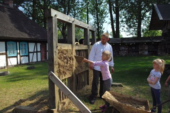  Grafika #8: WSZYSTKO PRACĄ ZDOBYĆ TRZEBA… – wycieczka pierwszaków do Muzeum Wsi Słowińskiej w Klukach grafika