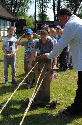  Grafika #9: WSZYSTKO PRACĄ ZDOBYĆ TRZEBA… – wycieczka pierwszaków do Muzeum Wsi Słowińskiej w Klukach grafika