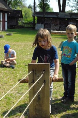  Grafika #10: WSZYSTKO PRACĄ ZDOBYĆ TRZEBA… – wycieczka pierwszaków do Muzeum Wsi Słowińskiej w Klukach grafika