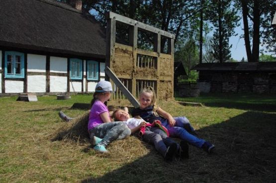  Grafika #11: WSZYSTKO PRACĄ ZDOBYĆ TRZEBA… – wycieczka pierwszaków do Muzeum Wsi Słowińskiej w Klukach grafika