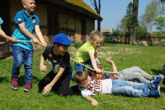  Grafika #12: WSZYSTKO PRACĄ ZDOBYĆ TRZEBA… – wycieczka pierwszaków do Muzeum Wsi Słowińskiej w Klukach grafika