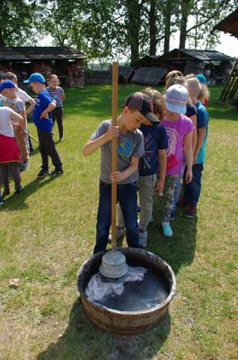  Grafika #13: WSZYSTKO PRACĄ ZDOBYĆ TRZEBA… – wycieczka pierwszaków do Muzeum Wsi Słowińskiej w Klukach grafika