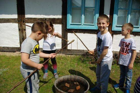  Grafika #14: WSZYSTKO PRACĄ ZDOBYĆ TRZEBA… – wycieczka pierwszaków do Muzeum Wsi Słowińskiej w Klukach grafika