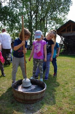  Grafika #15: WSZYSTKO PRACĄ ZDOBYĆ TRZEBA… – wycieczka pierwszaków do Muzeum Wsi Słowińskiej w Klukach grafika