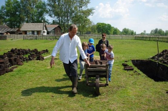  Grafika #16: WSZYSTKO PRACĄ ZDOBYĆ TRZEBA… – wycieczka pierwszaków do Muzeum Wsi Słowińskiej w Klukach grafika