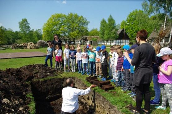  Grafika #17: WSZYSTKO PRACĄ ZDOBYĆ TRZEBA… – wycieczka pierwszaków do Muzeum Wsi Słowińskiej w Klukach grafika