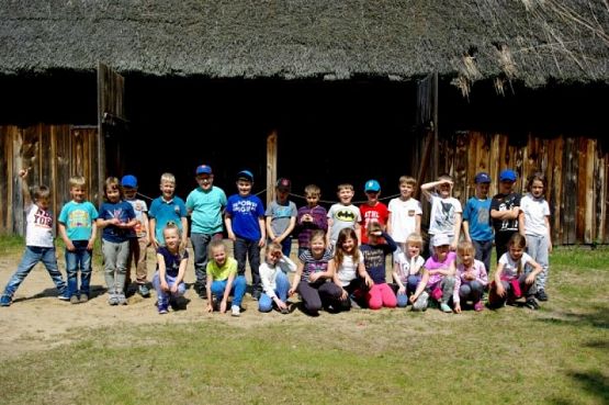  Grafika #18: WSZYSTKO PRACĄ ZDOBYĆ TRZEBA… – wycieczka pierwszaków do Muzeum Wsi Słowińskiej w Klukach grafika