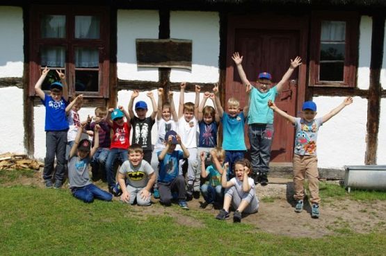  Grafika #19: WSZYSTKO PRACĄ ZDOBYĆ TRZEBA… – wycieczka pierwszaków do Muzeum Wsi Słowińskiej w Klukach grafika