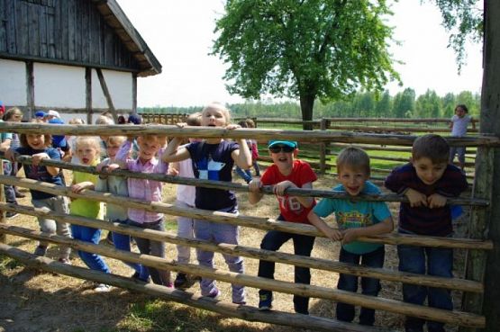  Grafika #20: WSZYSTKO PRACĄ ZDOBYĆ TRZEBA… – wycieczka pierwszaków do Muzeum Wsi Słowińskiej w Klukach grafika