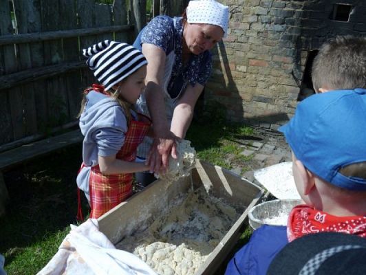  Grafika #4: OD ZIARENKA DO BOCHENKA czyli pierwszaki w Muzeum Wsi Słowińskiej w Klukach grafika