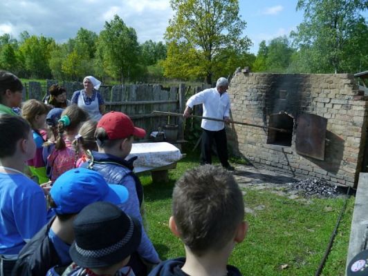  Grafika #0: OD ZIARENKA DO BOCHENKA czyli pierwszaki w Muzeum Wsi Słowińskiej w Klukach grafika