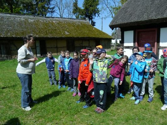  Grafika #2: WSZYSTKO PRACĄ ZDOBYĆ TRZEBA… – wycieczka klas drugich do Muzeum Wsi Słowińskiej w Klukach grafika