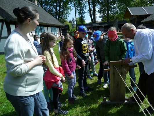  Grafika #3: WSZYSTKO PRACĄ ZDOBYĆ TRZEBA… – wycieczka klas drugich do Muzeum Wsi Słowińskiej w Klukach grafika
