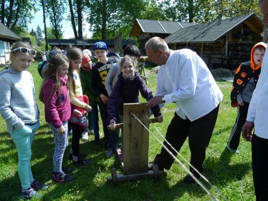  Grafika #4: WSZYSTKO PRACĄ ZDOBYĆ TRZEBA… – wycieczka klas drugich do Muzeum Wsi Słowińskiej w Klukach grafika