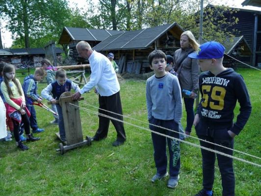  Grafika #5: WSZYSTKO PRACĄ ZDOBYĆ TRZEBA… – wycieczka klas drugich do Muzeum Wsi Słowińskiej w Klukach grafika