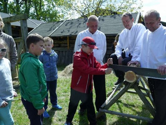  Grafika #6: WSZYSTKO PRACĄ ZDOBYĆ TRZEBA… – wycieczka klas drugich do Muzeum Wsi Słowińskiej w Klukach grafika