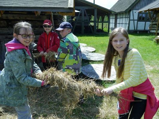  Grafika #8: WSZYSTKO PRACĄ ZDOBYĆ TRZEBA… – wycieczka klas drugich do Muzeum Wsi Słowińskiej w Klukach grafika