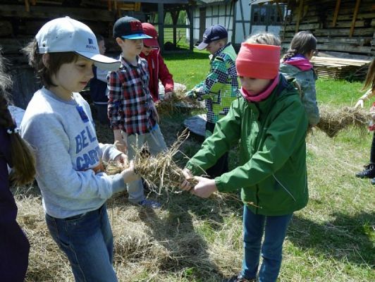  Grafika #10: WSZYSTKO PRACĄ ZDOBYĆ TRZEBA… – wycieczka klas drugich do Muzeum Wsi Słowińskiej w Klukach grafika