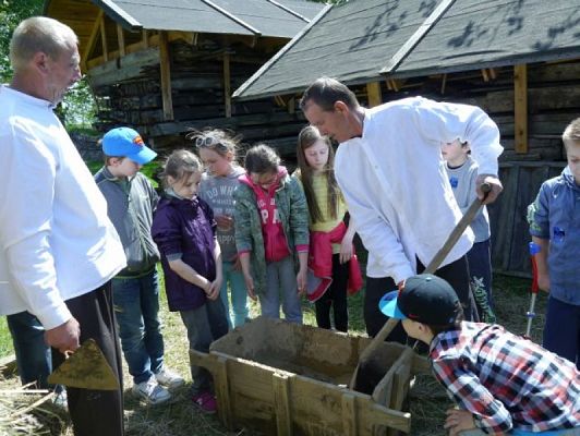  Grafika #11: WSZYSTKO PRACĄ ZDOBYĆ TRZEBA… – wycieczka klas drugich do Muzeum Wsi Słowińskiej w Klukach grafika