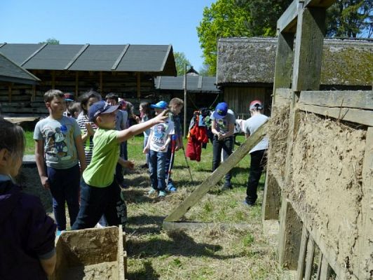  Grafika #12: WSZYSTKO PRACĄ ZDOBYĆ TRZEBA… – wycieczka klas drugich do Muzeum Wsi Słowińskiej w Klukach grafika