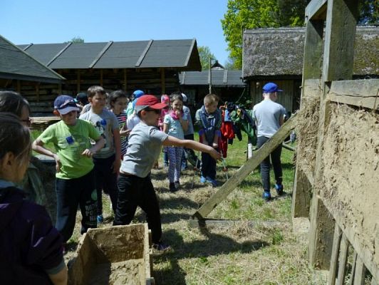  Grafika #13: WSZYSTKO PRACĄ ZDOBYĆ TRZEBA… – wycieczka klas drugich do Muzeum Wsi Słowińskiej w Klukach grafika