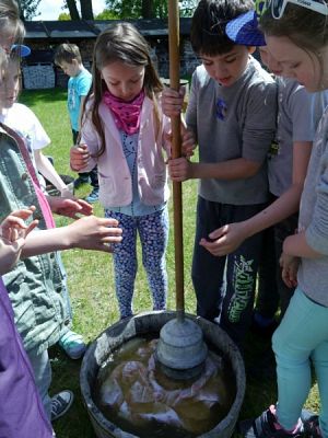  Grafika #14: WSZYSTKO PRACĄ ZDOBYĆ TRZEBA… – wycieczka klas drugich do Muzeum Wsi Słowińskiej w Klukach grafika