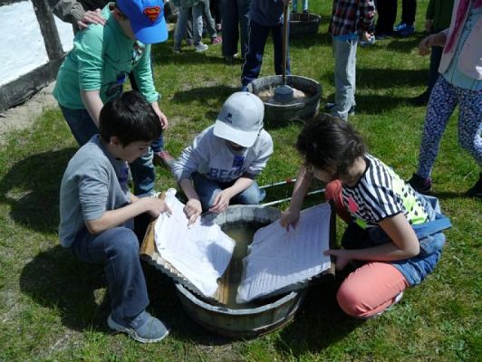  Grafika #15: WSZYSTKO PRACĄ ZDOBYĆ TRZEBA… – wycieczka klas drugich do Muzeum Wsi Słowińskiej w Klukach grafika