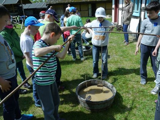  Grafika #16: WSZYSTKO PRACĄ ZDOBYĆ TRZEBA… – wycieczka klas drugich do Muzeum Wsi Słowińskiej w Klukach grafika