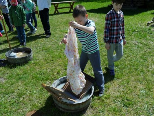  Grafika #18: WSZYSTKO PRACĄ ZDOBYĆ TRZEBA… – wycieczka klas drugich do Muzeum Wsi Słowińskiej w Klukach grafika